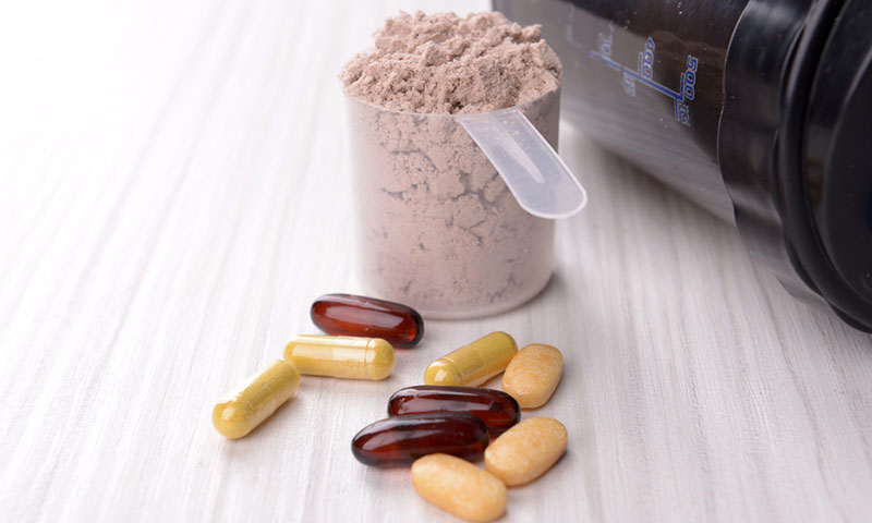 Varias cápsulas de suplementos 
