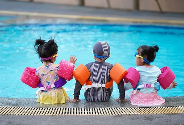 kids-sitting-at-the-pool